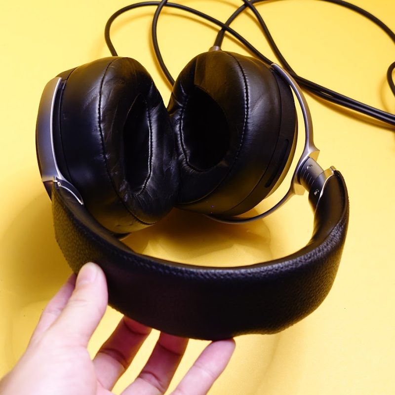 Sony MDR-Z7 là mẫu tai nghe Hi-Res Audio cao cấp nổi bật với driver dynamic 70mm độc quyền, mang đến chất âm giàu nhạc tính, âm trường rộng và khả năng tái tạo chi tiết ấn tượng. Khám phá thiết kế, chất âm, khả năng phối ghép cùng những ưu điểm giúp MDR-Z7 trở thành một trong những tai nghe closed-back đáng giá của Sony.