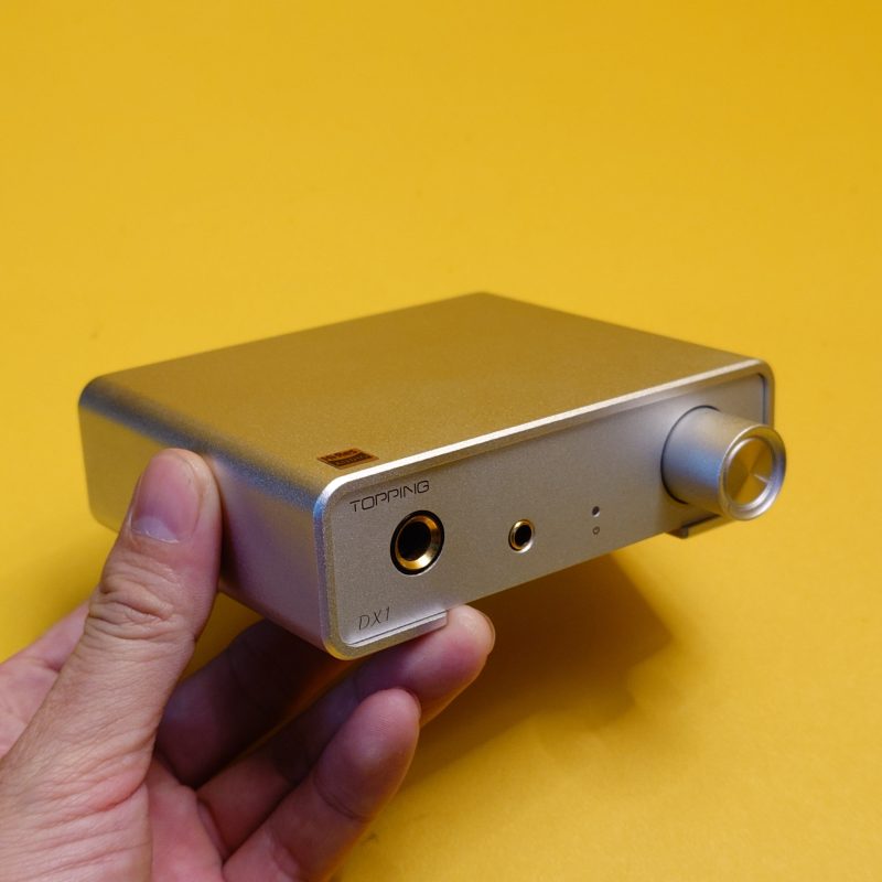 Đánh giá chi tiết Topping DX1 – DAC/Amp desktop giá rẻ nổi bật với chip AK4493S, chất âm trung tính, công suất tốt và hiệu năng vượt tầm giá. So sánh DX1 với iFi Zen Air DAC, FiiO K11 và các đối thủ cùng phân khúc tại Audio2nd.