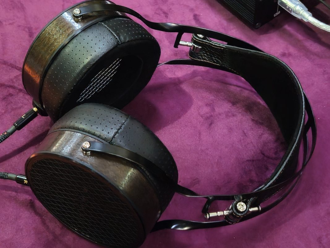 AAL 1995 Magna EVO I là mẫu headphone ribbon cao cấp mới nhất của RAAL 1995, sở hữu driver R²e1 thế hệ mới, âm thanh chi tiết, sân khấu rộng và chất lượng trình diễn thuộc phân khúc Summit-Fi.