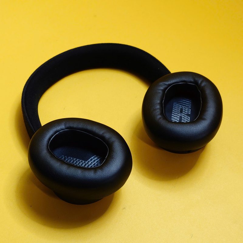 JBL Live 770NC là mẫu tai nghe over-ear không dây nổi bật với công nghệ True Adaptive Noise Cancelling, mang đến không gian nghe nhạc tập trung và riêng tư hơn trong nhiều môi trường khác nhau. Trang bị driver 40mm cùng JBL Signature Sound đặc trưng, sản phẩm mang đến âm thanh sống động, giàu năng lượng với dải bass mạnh mẽ, phù hợp cho nhu cầu nghe nhạc, xem phim và làm việc hàng ngày.
Tai nghe hỗ trợ Bluetooth 5.3, kết nối đa điểm Multipoint tiện lợi, JBL Spatial Sound mở rộng không gian âm thanh và ứng dụng JBL Headphones cho phép tùy chỉnh EQ theo sở thích. Thời lượng pin lên đến 65 giờ giúp người dùng thoải mái sử dụng trong nhiều ngày mà không cần sạc thường xuyên.
Nếu bạn đang tìm kiếm một chiếc tai nghe chống ồn không dây có chất âm cuốn hút, pin lâu và nhiều tính năng hiện đại, JBL Live 770NC là lựa chọn đáng cân nhắc trong phân khúc tầm trung.